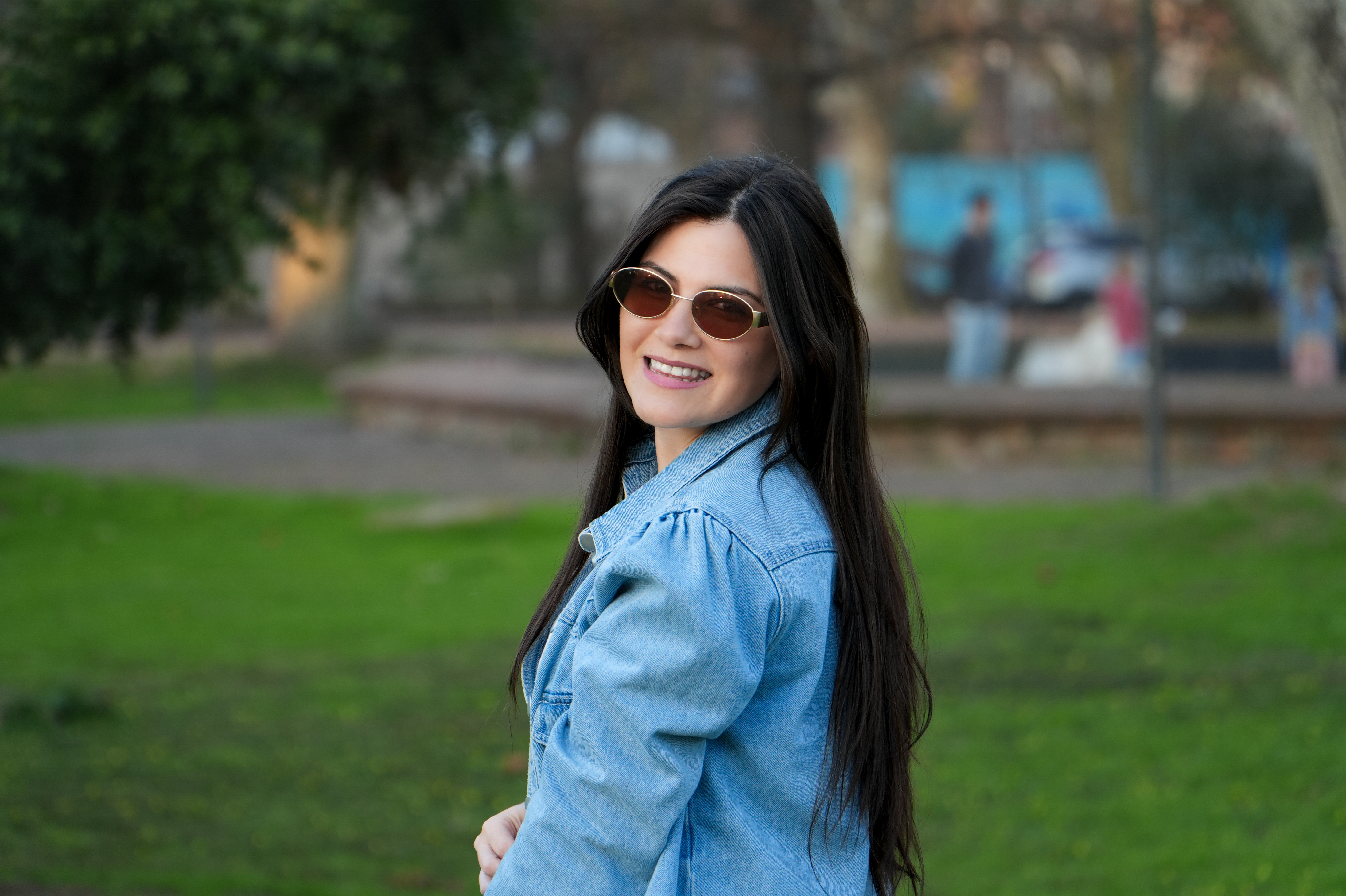 Estefanía Martínez Pizzorno en un retrato al aire libre