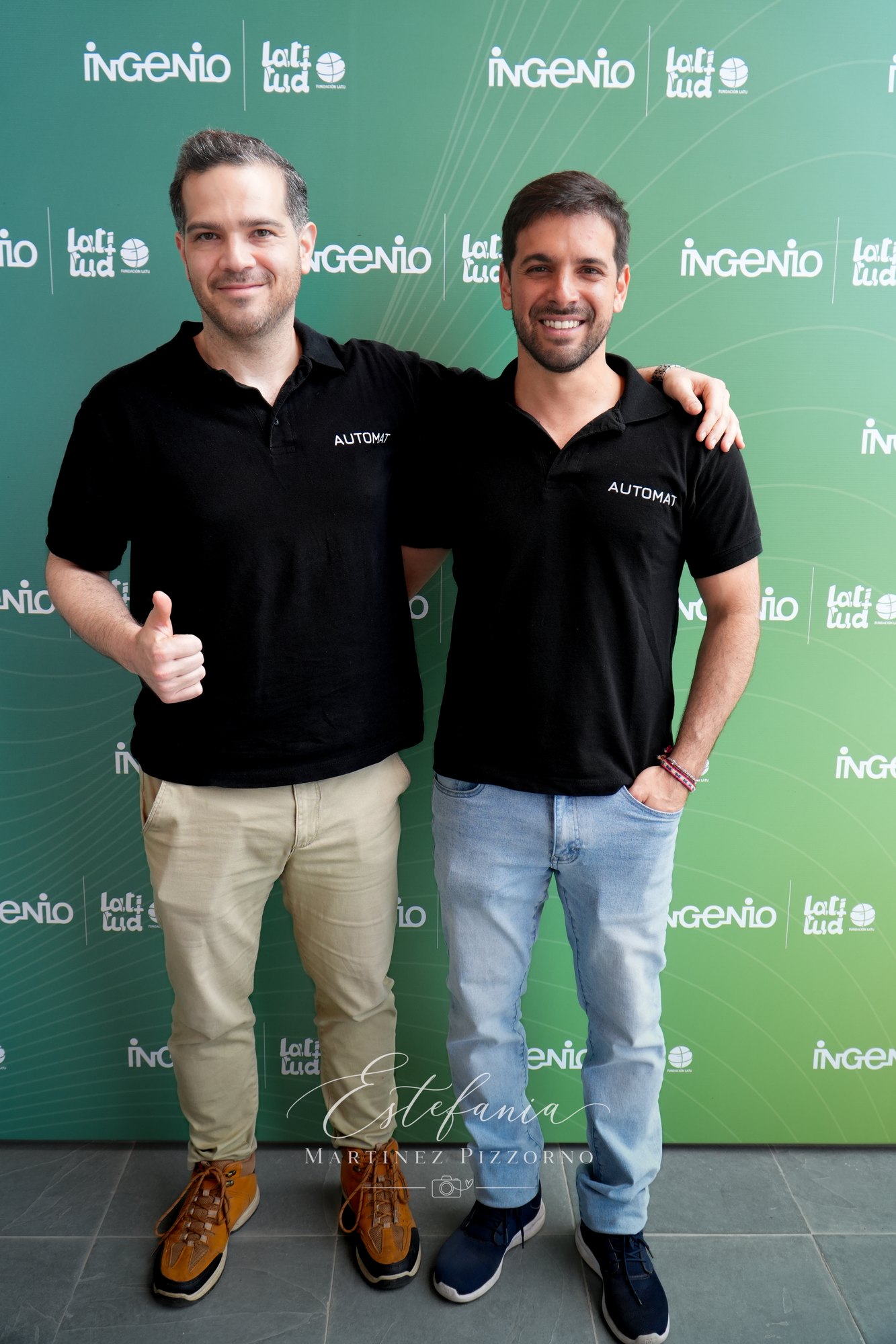 Dos participantes del evento Indutech
