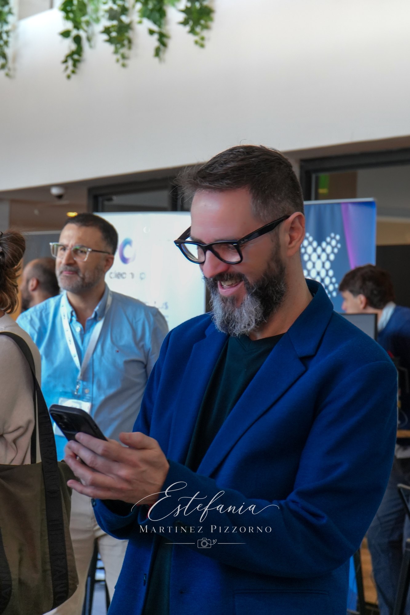 Asistente comparte un momento durante el evento Indutech