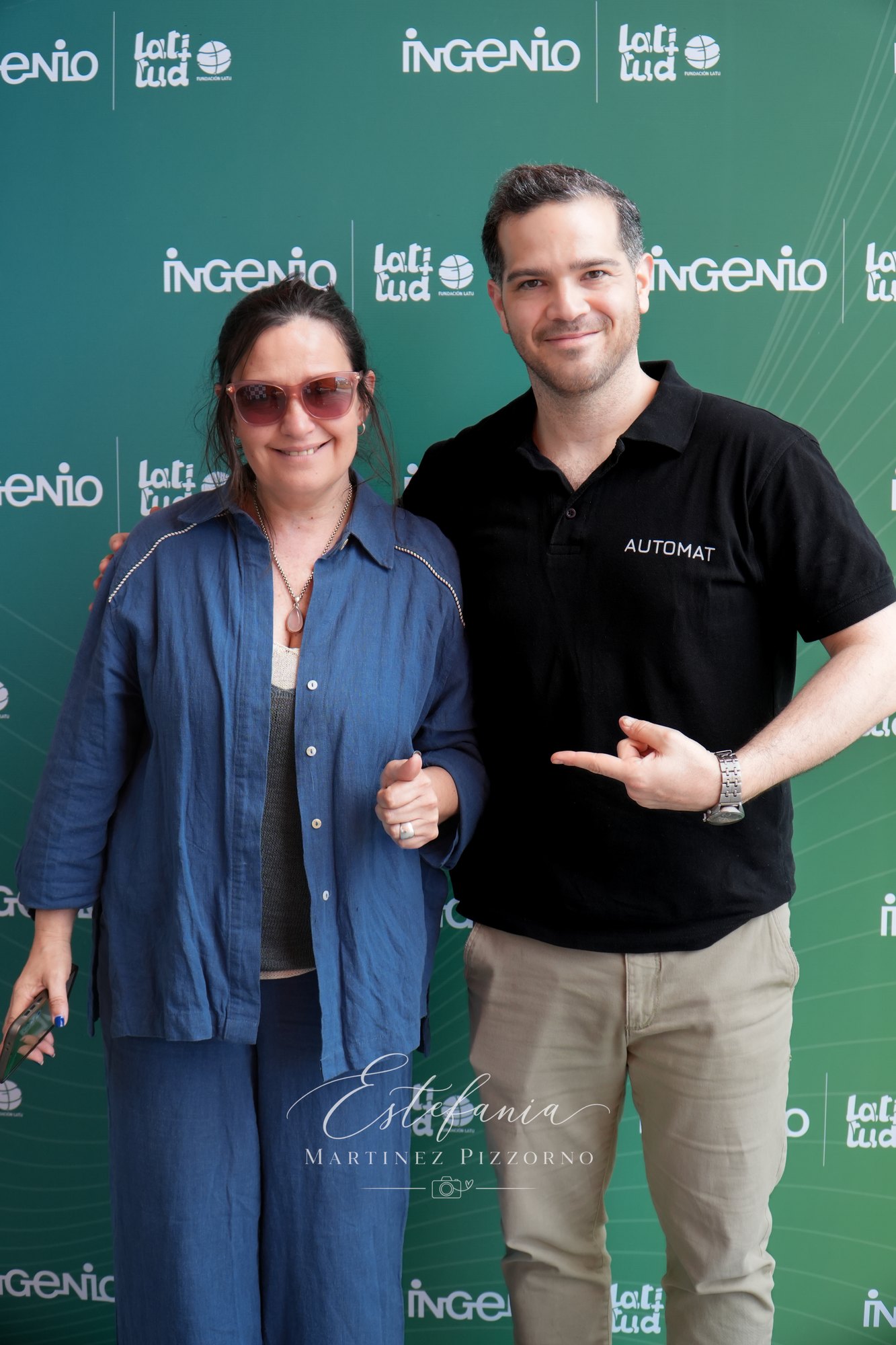 Retrato de dos participantes en el evento Indutech